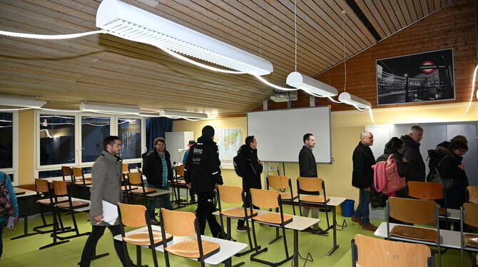 Ein LED-Lichtband ersetzt die defekte Beleuchtung in einem Klassenzimmer des Pfullinger Friedrich-Schiller-Gymnasiums.