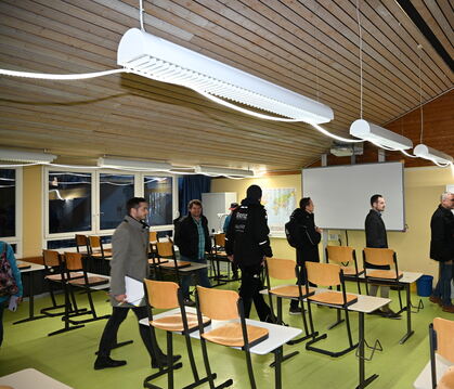 Ein LED-Lichtband ersetzt die defekte Beleuchtung in einem Klassenzimmer des Pfullinger Friedrich-Schiller-Gymnasiums.