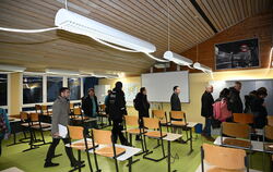 Ein LED-Lichtband ersetzt die defekte Beleuchtung in einem Klassenzimmer des Pfullinger Friedrich-Schiller-Gymnasiums.