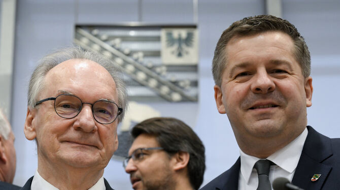 Reiner Haseloff (links), ehemaliger Ministerpräsident von Sachsen-Anhalt, und sein Nachfolger, Sven Schulze (beide CDU). Dieser
