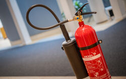 Ein Feuerlöscher in einem Büro