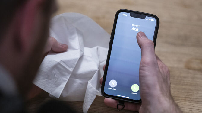 Man muss sich nicht ins Wartezimmer schleppen: Auch telefonisch kann man sich krankschreiben lassen. Viele Ärzte stehen hinter d