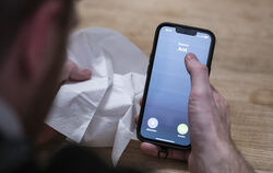 Man muss sich nicht ins Wartezimmer schleppen: Auch telefonisch kann man sich krankschreiben lassen. Viele Ärzte stehen hinter d