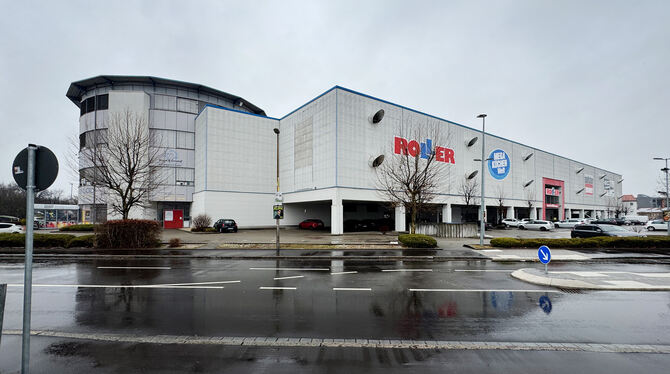 Der Möbel-Discounter Roller zieht bald aus dem markanten Gebäude in der Reutlinger Föhrstraße aus.