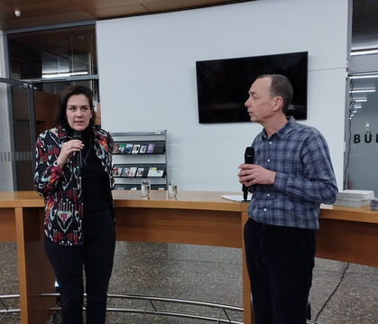Die Künstlerin Lena Ditte Nissen und Professor Dr. Jochen Bonz im Reutlinger Rathausfoyer.