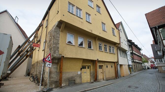 Mit Balken müssen die historischen schiefen Häuser 2014 gestützt werden.