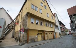 Mit Balken müssen die historischen schiefen Häuser 2014 gestützt werden.