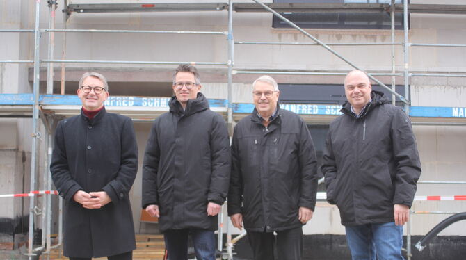 Zum Richtfest der Neubauten im Ofterdinger Gebiet Hinter Höfen kamen (von links) Matthias Sacher (Geschäftsführer Kreisbau), Kre