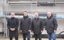 Zum Richtfest der Neubauten im Ofterdinger Gebiet Hinter Höfen kamen (von links) Matthias Sacher (Geschäftsführer Kreisbau), Kre