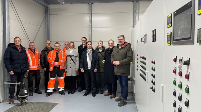 Pumpwerk Kroatenäcker Pliezhausen Rübgarten Inbetriebnahme Im Schaltraum des Pumpwerks Kroatenäcker in Rübgarten informieren sich der Pliezhäuser Bürgermeister Christof Dold (Vierter von