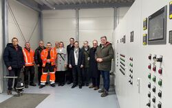 Im Schaltraum des Pumpwerks Kroatenäcker in Rübgarten informieren sich der Pliezhäuser Bürgermeister Christof Dold (Vierter von