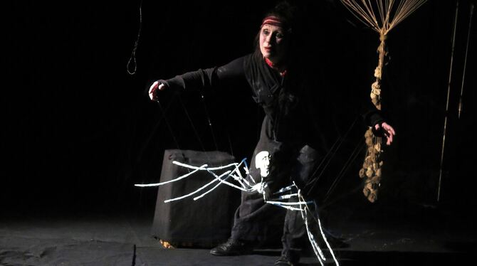 Janne Wagler, Arachne. Wahr sagen, Theater Gobelin, Monospektakel 2026 Janne Wagler im Stück »Arachne. Wahr sagen« beim Monospektakel des Theaters Die Tonne.
