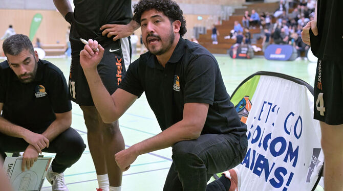 1. RL, 1. Regionalliga, Basketball, DBB, Maenner, Saison 2025/26, Suedwest, TSG Solcom Ravens Reutlingen Fühlt sich bei Auswärtsspielen immer wieder von den Unparteiischen benachteiligt: Ravens-Headcoach Rodrigo Reynoso.