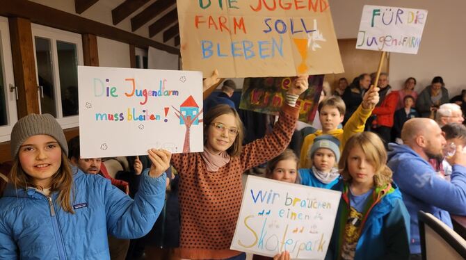 Protest, Rathaus, Kusterdingen Mutig sprachen zahlreiche junge Besucher der Jugendfarm Kusterdingens Bürgermeister Dr. Jürgen Soltau an. Auch beim Hochhalten i