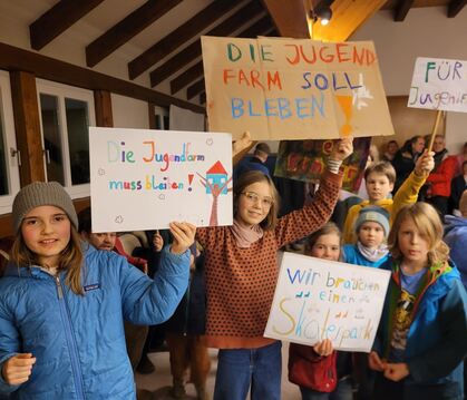 Mutig sprachen zahlreiche junge Besucher der Jugendfarm Kusterdingens Bürgermeister Dr. Jürgen Soltau an. Auch beim Hochhalten i