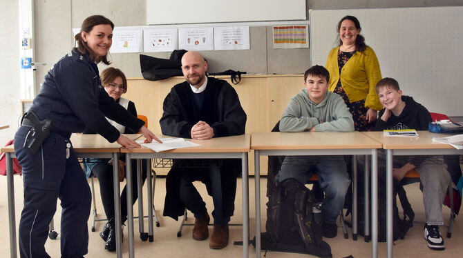 Blick in den fiktiven Gerichtssaal mit Schülern des Albgymnasiums Sonnenbühl, Richter Dr. Sebastian Sonn, Katrin Pape vom Polize