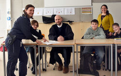 Blick in den fiktiven Gerichtssaal mit Schülern des Albgymnasiums Sonnenbühl, Richter Dr. Sebastian Sonn, Katrin Pape vom Polize