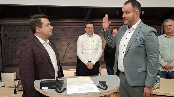 Amtseinsetzung Bürgermeister Michael Schmidt Sonnenbühl Manuel Hailfinger nimmt Bürgermeister Michael Schmidt den Amtseid ab.