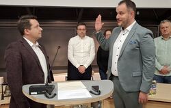 Manuel Hailfinger nimmt Bürgermeister Michael Schmidt den Amtseid ab.