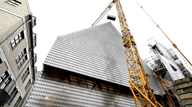 28.477 Glasziegel aus Frankreich sind namensgebend für den Neubau. Außen ein Hingucker, innen faszinierend transparent.