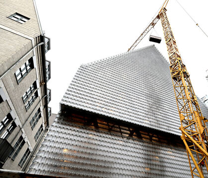 28.477 Glasziegel aus Frankreich sind namensgebend für den Neubau. Außen ein Hingucker, innen faszinierend transparent.