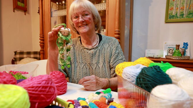 2026-01-22 Glückswürmchen,Carin Fetzer,Pfullingen,Leute,Häkeln,Glück Ein Glückswürmchen zum Erreichen der 10.000: Carin Fetzer mit den Resten von Wolle und einem zufriedenen Lächeln.