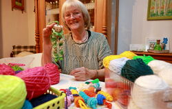 Ein Glückswürmchen zum Erreichen der 10.000: Carin Fetzer mit den Resten von Wolle und einem zufriedenen Lächeln.