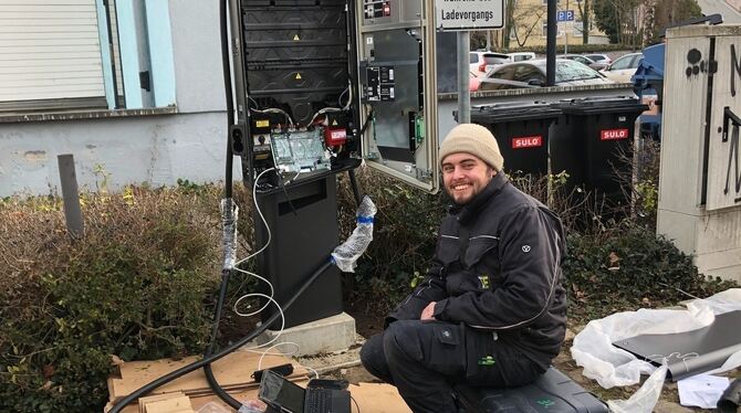 Servicetechniker Jonas Mayer reparierte kürzlich eine defekte Ladesäule am Eingang der Tiefgarage des Finanzamtes Reutlingen. Di