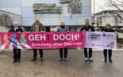 Stephanie Feucht (Polizeipräsidium Reutlingen, von links), Tobias Litz (St. Wolfgang Schule), Ralf Knop (Stadt), Thomas Steigenb