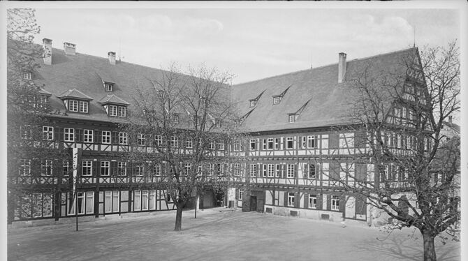 1872 erhielt die Lateinschule am Kanzleiplatz ein neues Domizil. Die Aufnahme entstand um 1933. Die Schulbenennung nach Friedric