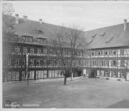 1872 erhielt die Lateinschule am Kanzleiplatz ein neues Domizil. Die Aufnahme entstand um 1933. Die Schulbenennung nach Friedric