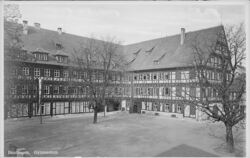 1872 erhielt die Lateinschule am Kanzleiplatz ein neues Domizil. Die Aufnahme entstand um 1933. Die Schulbenennung nach Friedric
