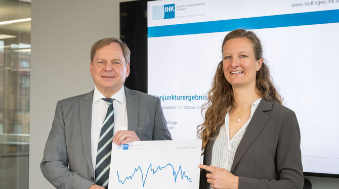 Hauptgeschäftsführer Wolfgang Epp und Konjunkturexpertin Antonia Hettinger von der IHK Reutlingen. FOTO: SCHANZ Hauptgeschäftsführer Wolfgang Epp und Konjunkturexpertin Antonia Hettinger von der IHK Reutlingen. FOTO: SCHANZ