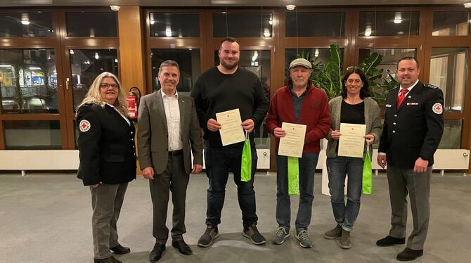 Die Blutspender Nils Adam (Dritter von links), Dieter Eisenmann (Vierter von links) und Simone Krauth (Fünfter von links) sind f