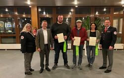 Die Blutspender Nils Adam (Dritter von links), Dieter Eisenmann (Vierter von links) und Simone Krauth (Fünfter von links) sind f