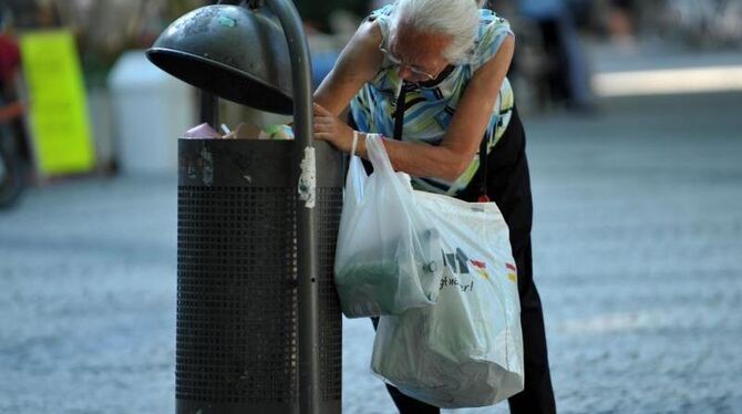 Auch in deutschen Städten wird Armut immer sichtbarer: Eine alte Frau sammelt Pfandflaschen. Foto: Martin Schutt/Archiv