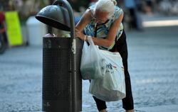 Auch in deutschen Städten wird Armut immer sichtbarer: Eine alte Frau sammelt Pfandflaschen. Foto: Martin Schutt/Archiv