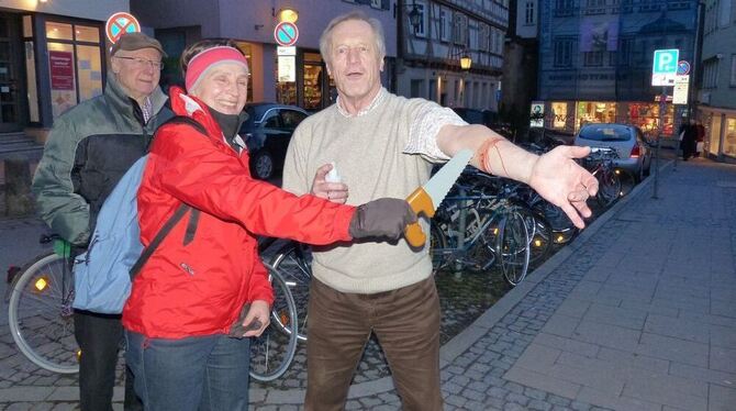 Tut nicht wirklich weh: Gästeführer Robert Lutz demonstriert die Funktion von Theaterblut auf seinem Unterarm.  FOTO: WEBER