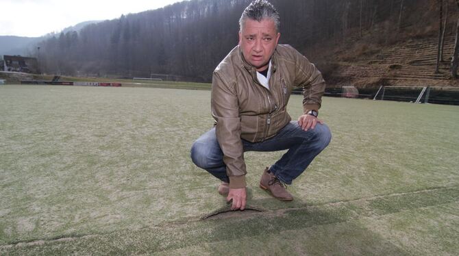 Total frustriert und stinksauer: Uwe Redlich, der Vorsitzende des FV Bad Urach, auf dem völlig desolaten Kunstrasenplatz in der