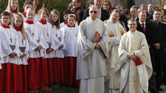 Pfarrer Wolfgang Drescher (Mitte), hier mit Trochtelfingens ehemaligem Stadtpfarrer Frank Malzacher (rechts) und Diakon i. R. Jö