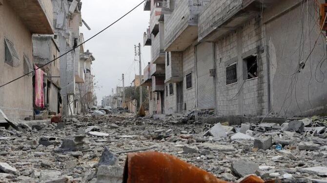 Eine Mörsergranate liegt in Kobane zwischen den Trümmern. Foto: Antonio Pampliega