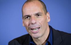 Varoufakis begrüßt die Kontrolleure in Athen auf seine Weise. Foto: Michael Kappeler/Archiv