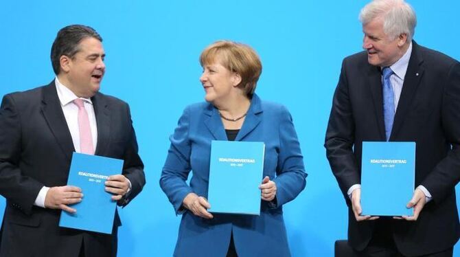 Sigmar Gabriel, Angela Merkel und Horst Seehofer präsentierten am 16.12.2013 den Koalitionsvertrag. Foto: Hannibal Hanschke/A