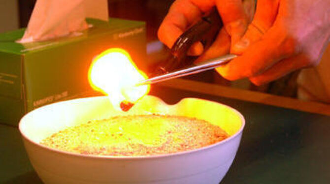 Test mit der Feuerzeugflamme: Kommt Hitze in die Nähe, verbrennt die Nitrozellulose - im Volksmund Schießbaumwolle genannt - in Sekundenschnelle.
FOTO: NIETHAMMER Test mit der Feuerzeugflamme: Kommt Hitze in die Nähe, verbrennt die Nitrozellulose - im Volksmund Schießbaumwolle genannt - in Sekundenschnelle.
FOTO: NIETHAMMER