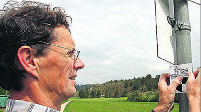 Der neue Hohenzollernweg ist gut gekennzeichnet. Otto Müller, Gauwegewart des Zollergaus im Schwäbischen Albverein, brachte die schwarz-weißen Wegmarken mit dem Hohenzollern-Wappen an.
FOTO: BAIER