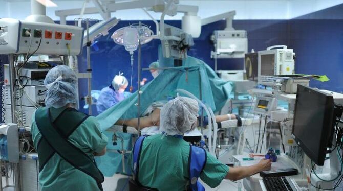 Mediziner-Team im OP: Südafrikanische Ärzte haben erstmals einen Penis transplantiert. Foto: Angelika Warmuth/Symbol