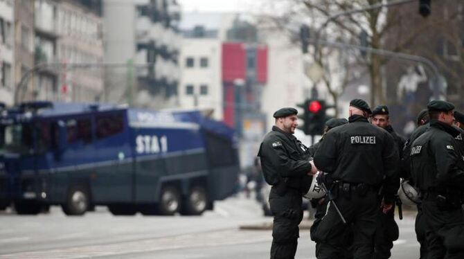 Polizisten und Wasserwerfer stehen in Wuppertal bereit. Foto: Oliver Berg Marius Becker