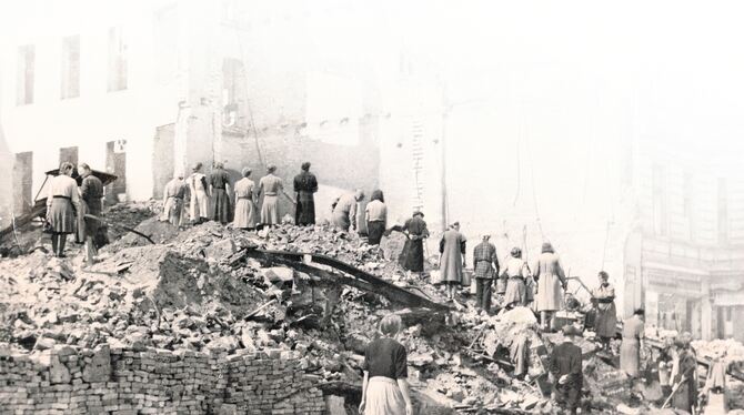 Trümmerfrauen nach dem Zweiten Weltkrieg.