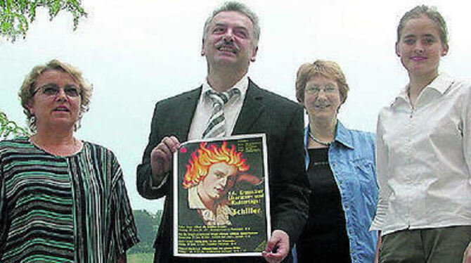 Friedrich Schiller steht im Mittelpunkt der 16. Ermstäler Literatur- und Kulturtage, organisiert von Hedwig Haiber-Althaus von der Stadtbücherei Metzingen, Norbert Schimanski von der VHS Metzingen, Sabine Fischer von der Gemeindebücherei Dettingen und Siegrid Knoblich von der VHS Bad Urach.
GEA-FOTO: FÜS