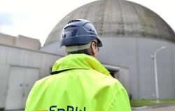 Ein EnBW-Mitarbeiter steht auf dem Gelände des Atomkraftwerks in Obrigheim. Foto: Uwe Anspach